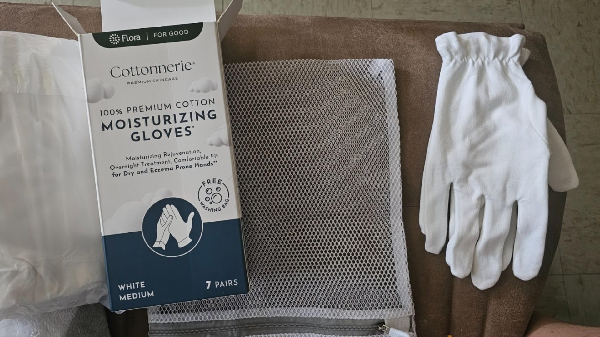 How Moisturizing Gloves Work: Tips & Tricks for Softer Hands